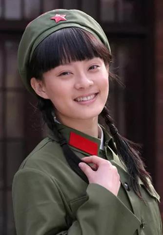 24明星军装女神美照，气质唯美，自信从容，美丽大方