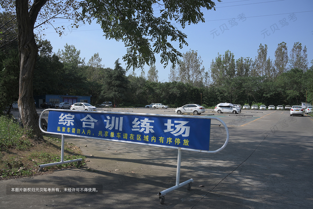 又有驾校爆雷？YY学车线下人去楼空，数万学员培训费打水漂