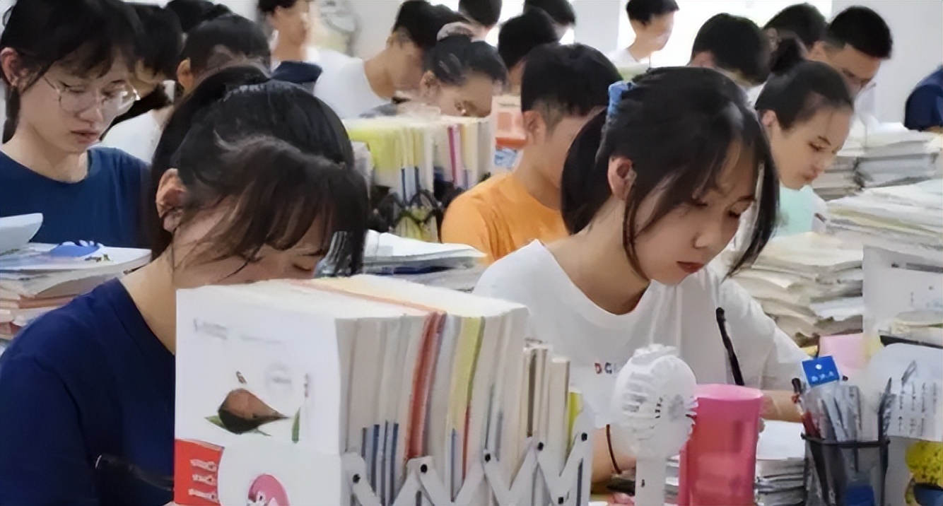 学生一心想走单招，网友好心劝阻反被回怼，单招和高考哪个更好？