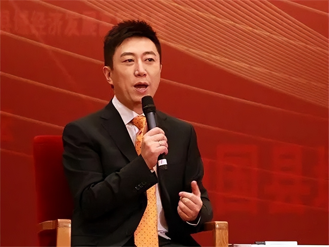 央视主持人陈伟鸿：55岁依然儒雅知性，一儿一女让人很羡慕