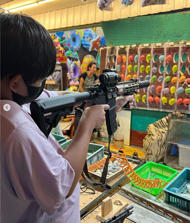 林志颖带老婆儿子逛街，12岁Kimi又高又壮，身高体型均超爸爸