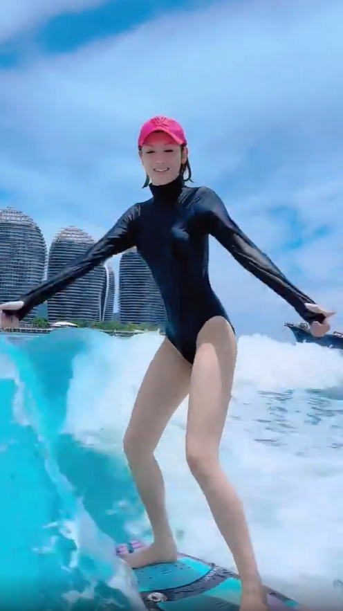 38岁李彩桦穿泳装玩冲浪，光脚踩板腿长惊人，坐在冲浪板上好大胆