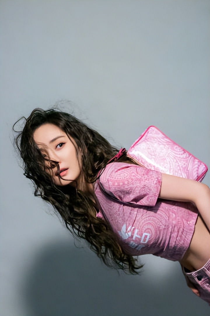 杨幂最新时尚照曝光，纤细腰围十分吸睛，腹肌线条清晰可见