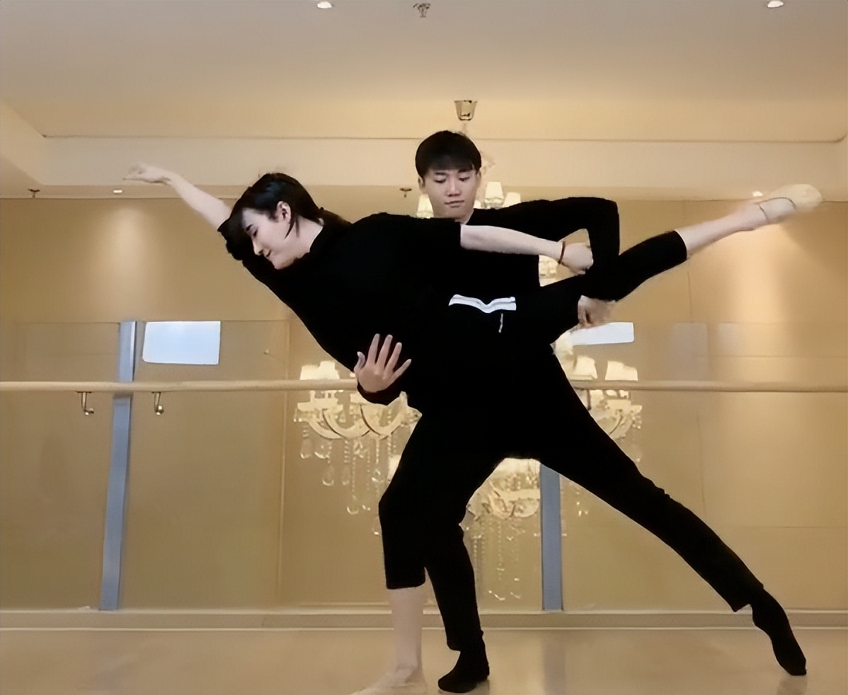 “民大校草”变身“美女网红”，名气曾超越魏大勋，求学经历曲折