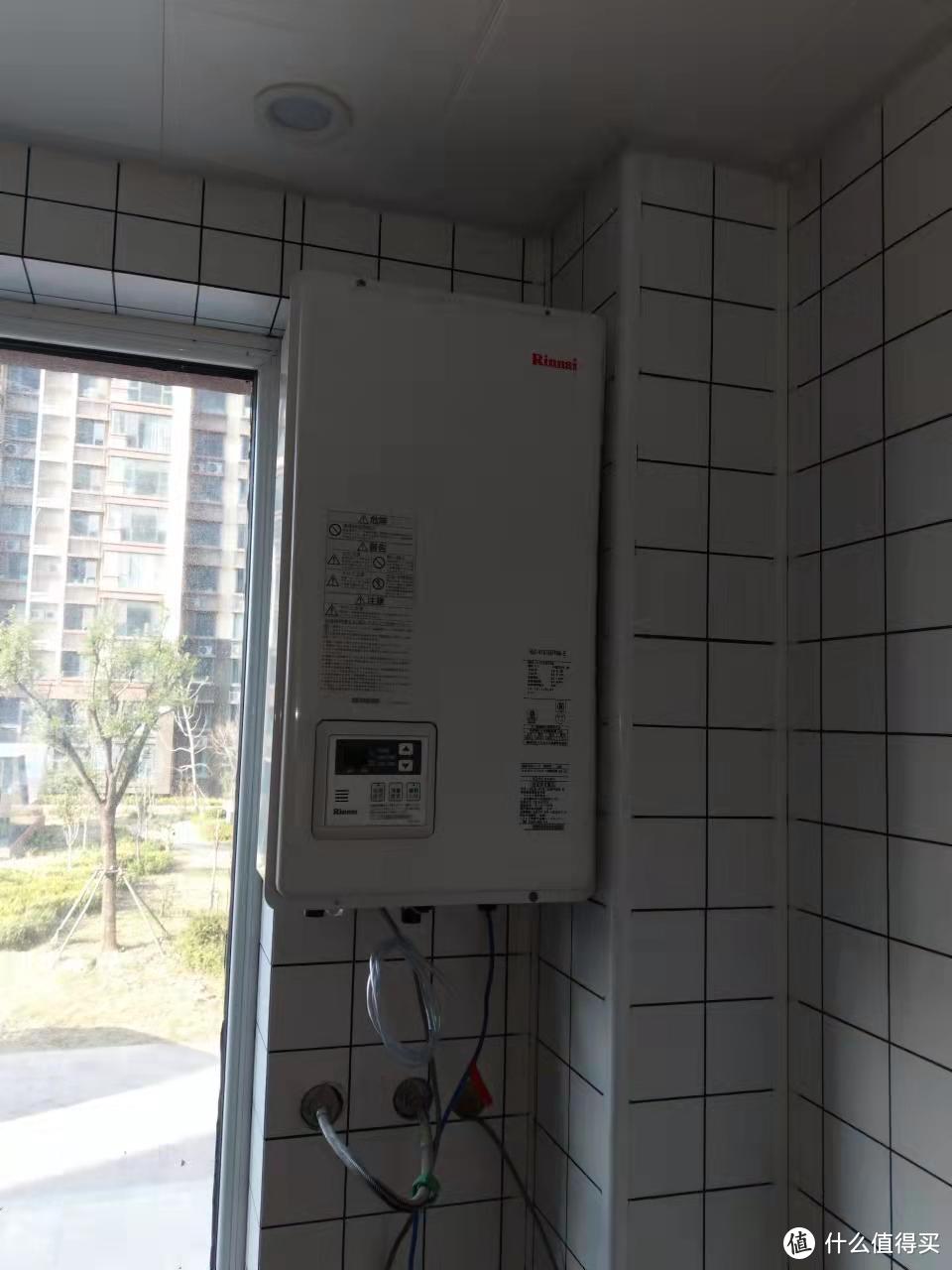 日淘林内背排燃气热水器的安装过程