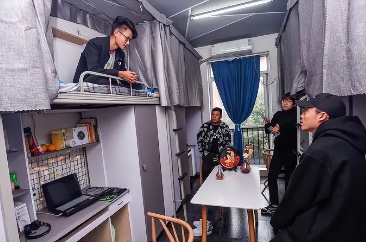 “哪有大学生10点就睡觉？”宿舍因熄灯吵架，是谁在无理取闹？