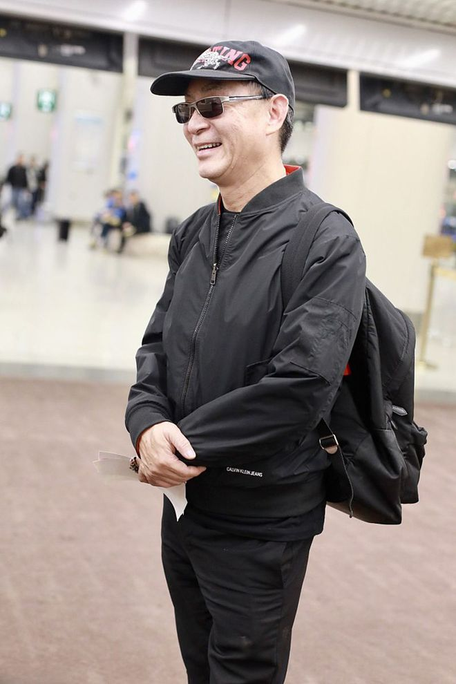 六小龄童跟老婆像父女，于虹穿红色上衣晒照片，年轻的不像同龄人