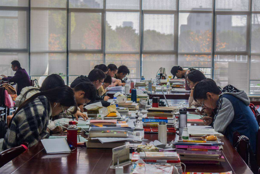 当代大学生频繁用“现金”说明什么？00后直率回答：开始掏家底了