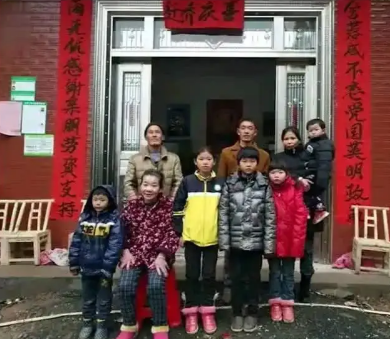 人大学霸伍继红：失业、嫁光棍、生6娃、成低保户，谁毁了她？