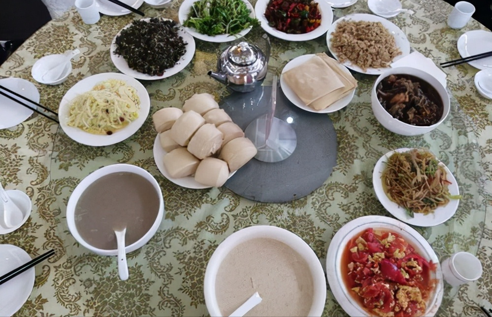 一则新闻报道:河南栾川县重渡沟风景区举行了一次忆苦思甜活动,邀请