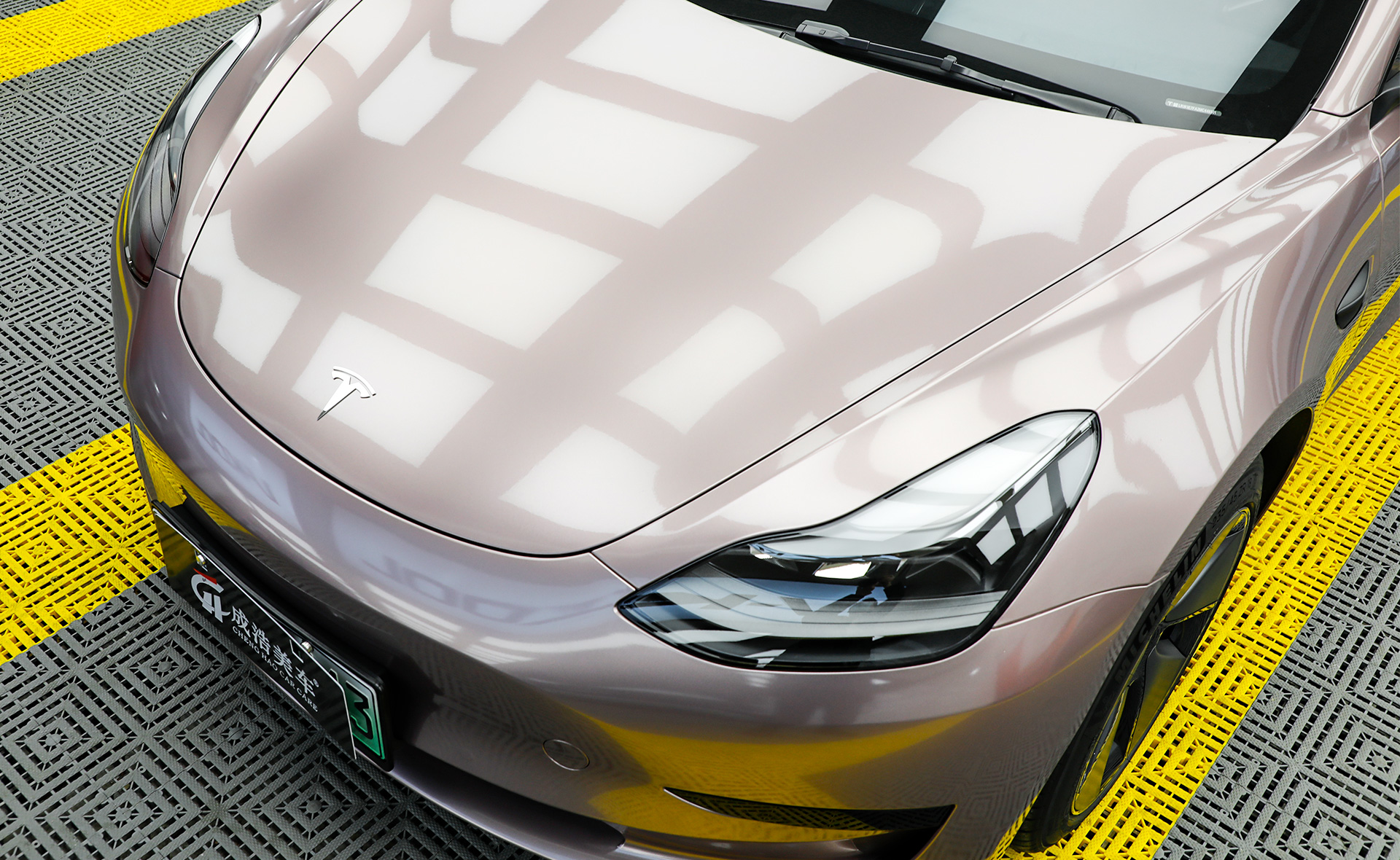 车身改色｜特斯拉Model3，总逃不过一款冰莓粉