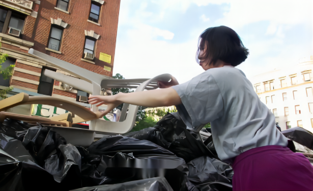 日裔女白领凯特：20年不买内衣，食物全靠捡，纸巾晒干用2遍才扔