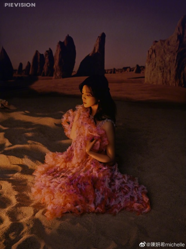 陈妍希晒沙漠故事感大片，被评像陈晓戴假发，俩人夫妻相越来越浓