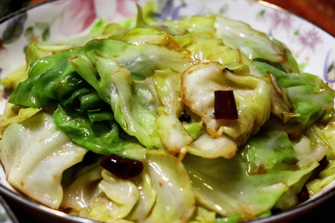 炒包菜，切忌直接下锅，再多加1步，更爽脆更翠绿，给肉都不换