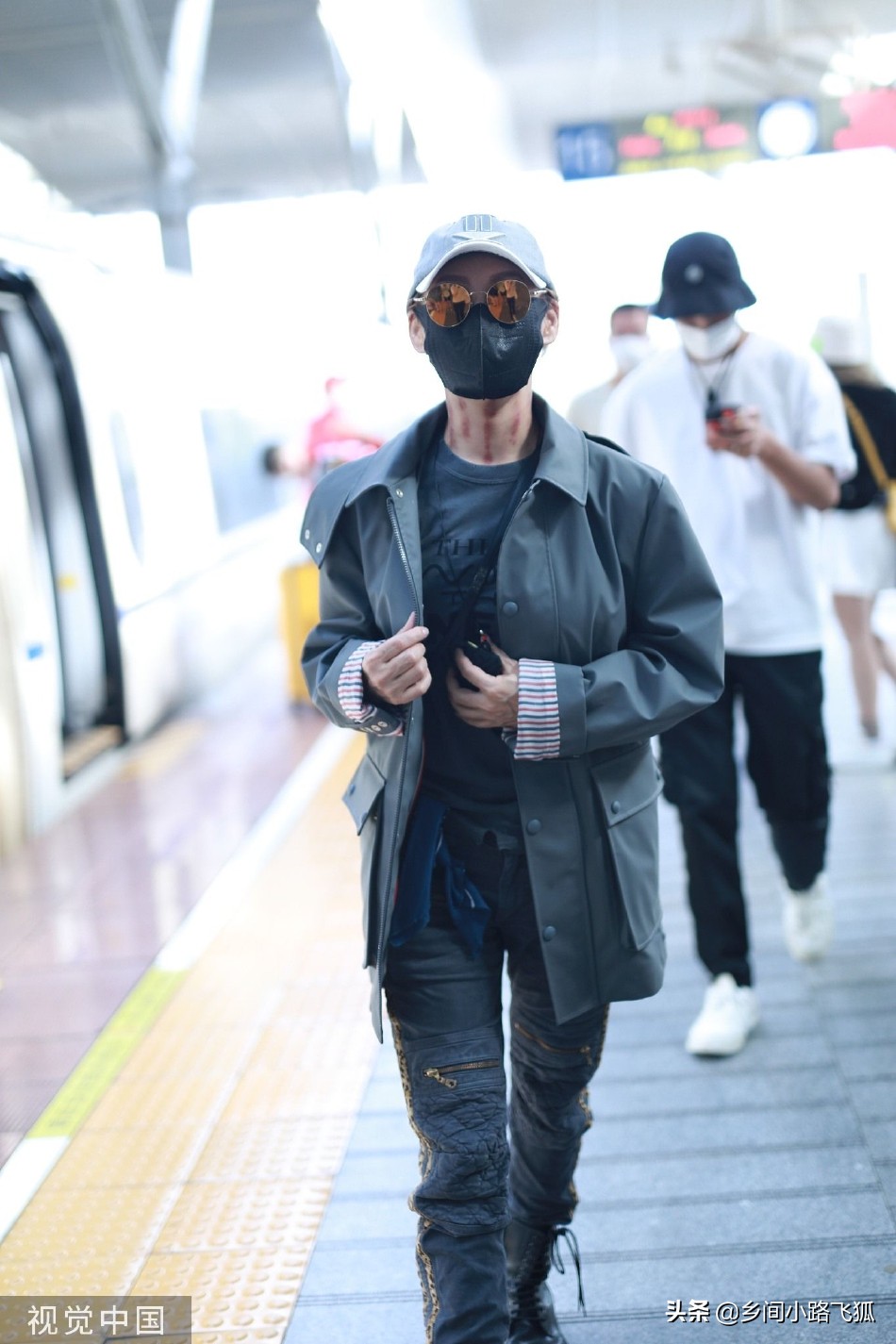 宁静一身黑装现身机场 斜跨背包走路带风好有范