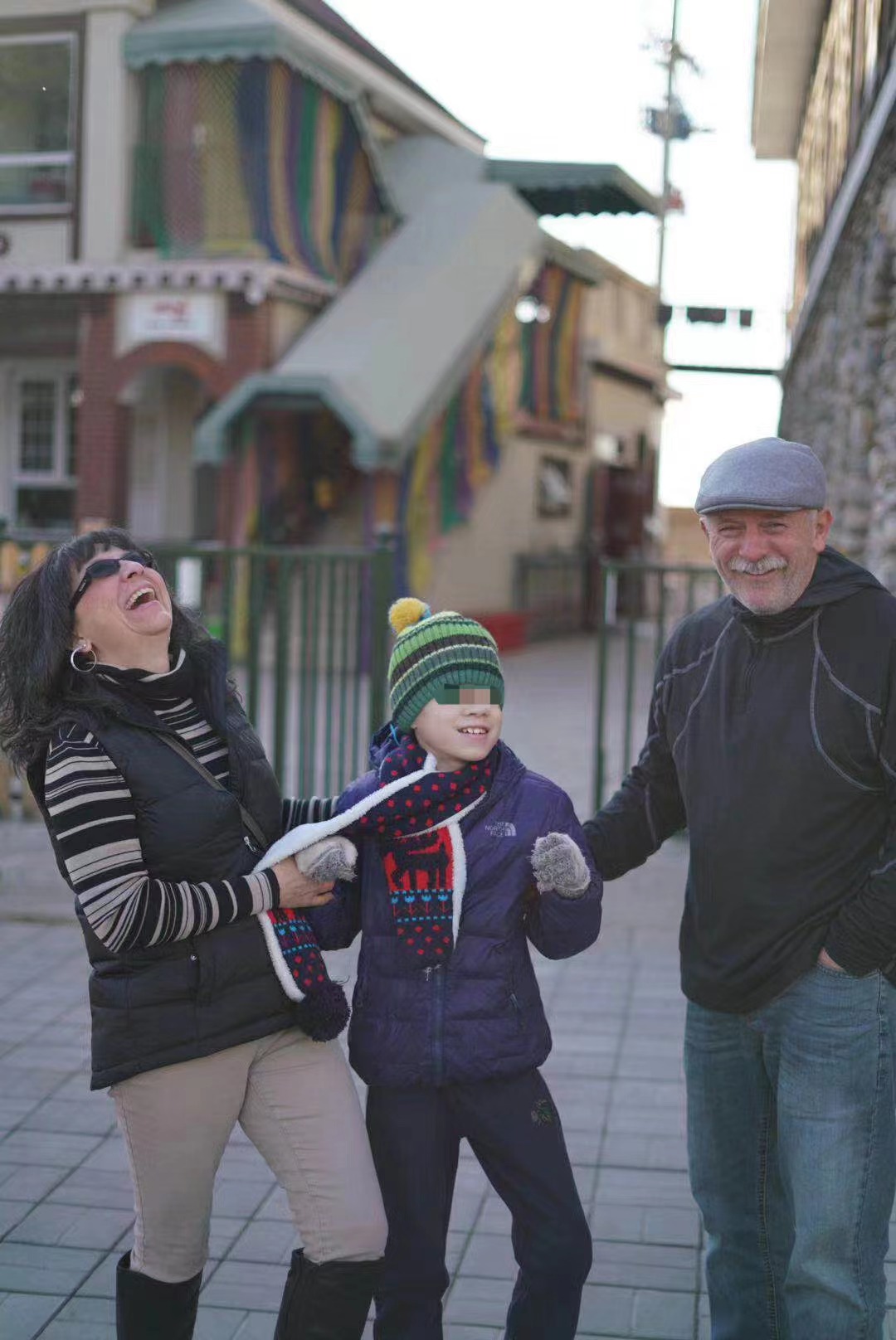 一位盲童指导老师的十六年：捡过刚满月的弃婴，培训盲人工作，也见证外国家庭收养故事