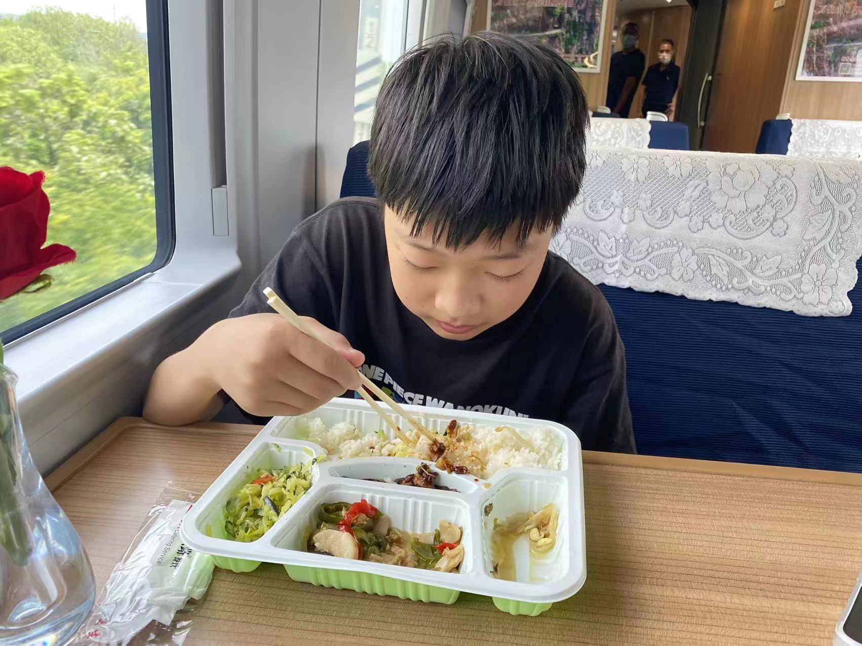 赵杰车长热情帮助上错车的小旅客