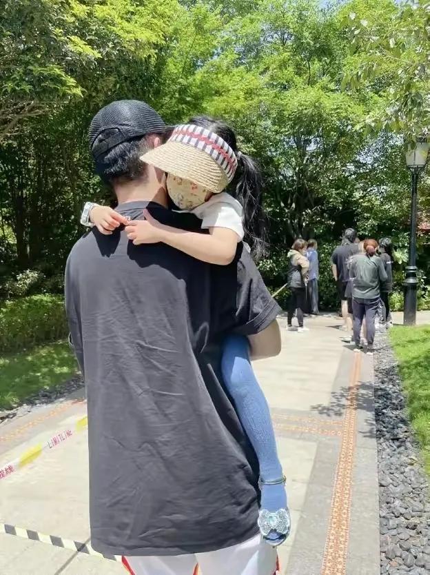 陈赫家俩女儿长大，夏日豪宅内玩水