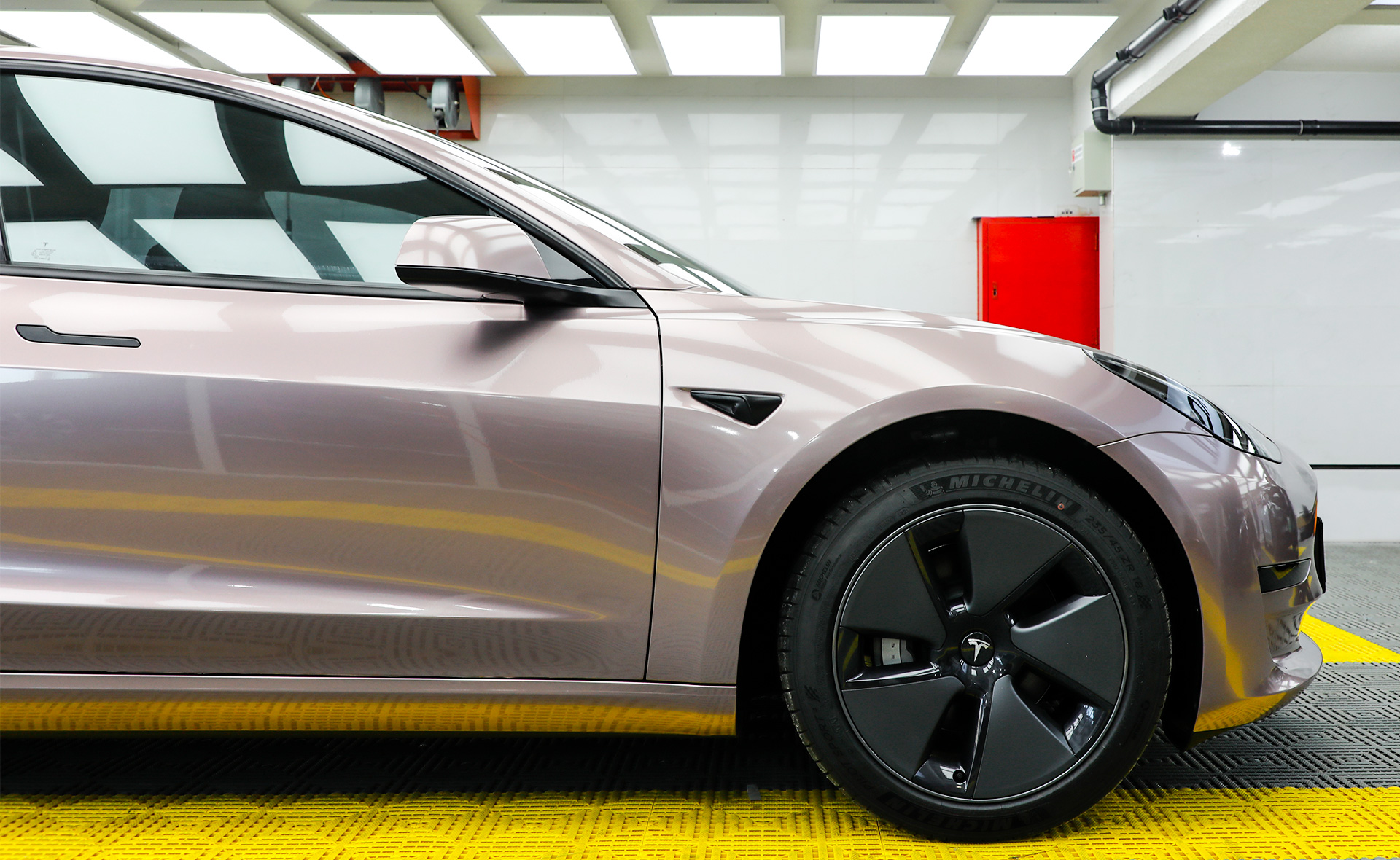 车身改色｜特斯拉Model3，总逃不过一款冰莓粉