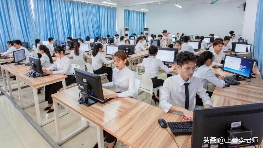 人人追捧的会计专业，为何“掉落神坛”？网友：年薪百万不香？