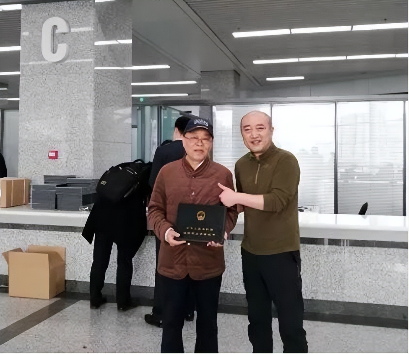 2019年，67岁大爷7次备战法考被人笑话，结果成功考过，当上律师