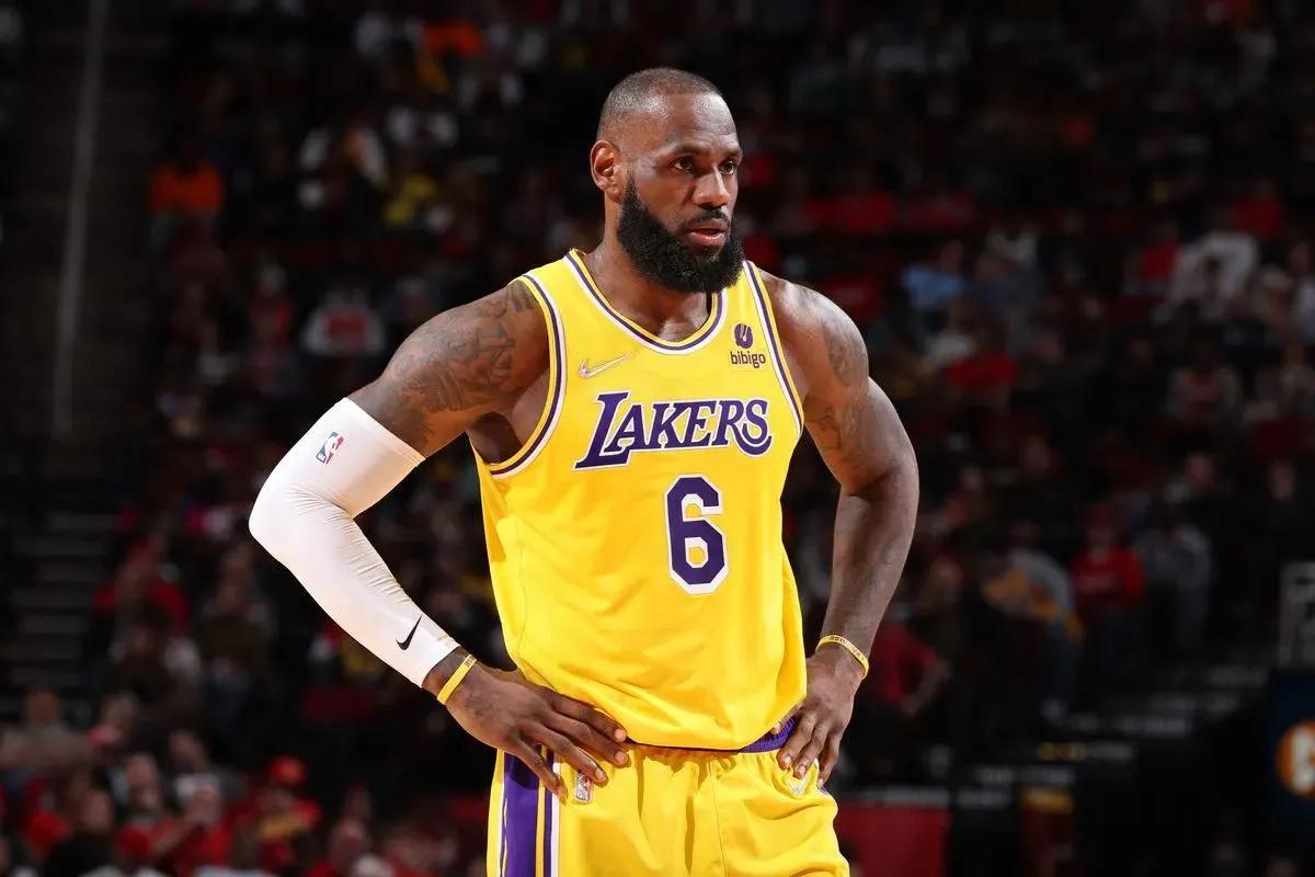 NBA现役小前锋排名前30(美媒评出2021-22赛季15个方面最好的小前锋，詹姆斯独占五项)