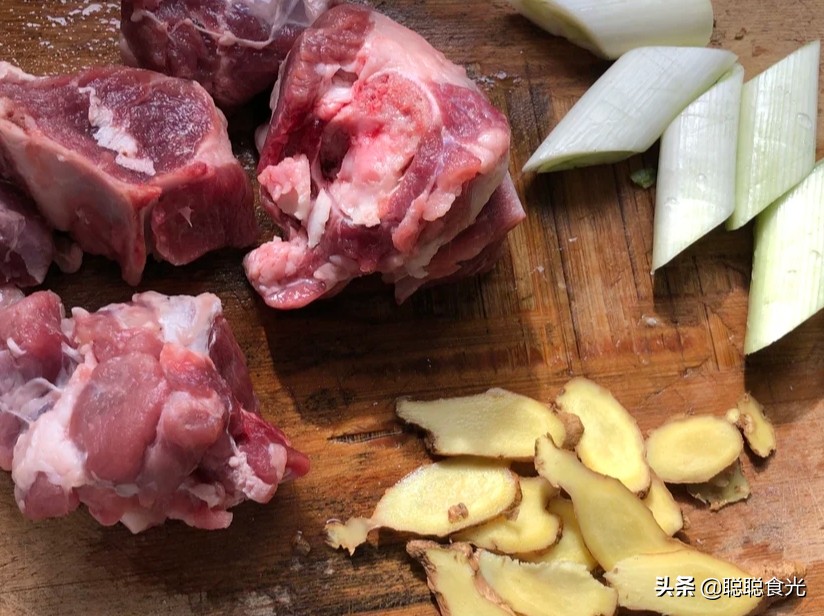 炖羊汤用料太多，难怪不好喝，记住只用3样料，汤浓肉香没膻味