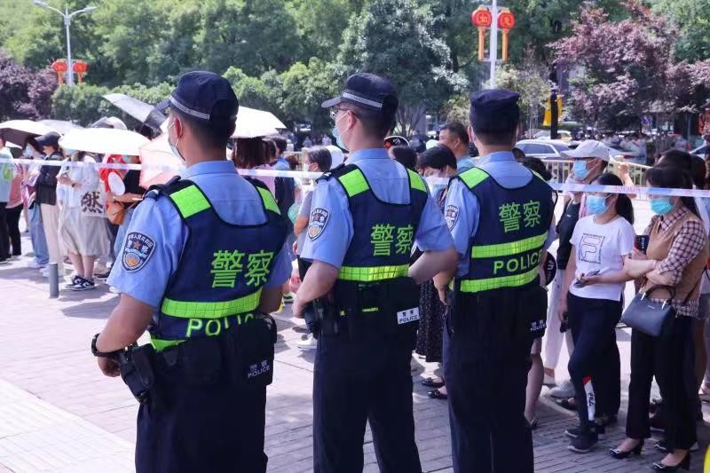 西安警方出动警力18000余人次完成今年高考安保工作