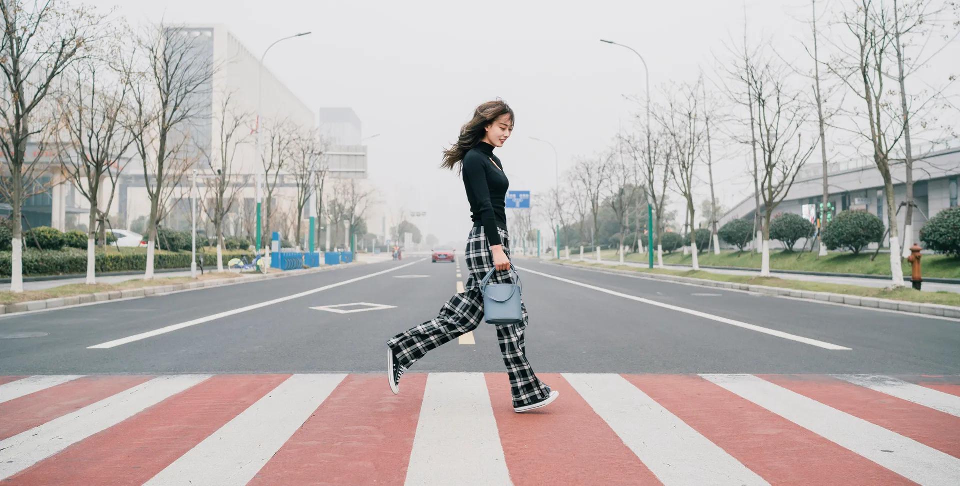 格子裤子土掉渣，错那是你不会穿，这样的混搭才是英伦格子裤