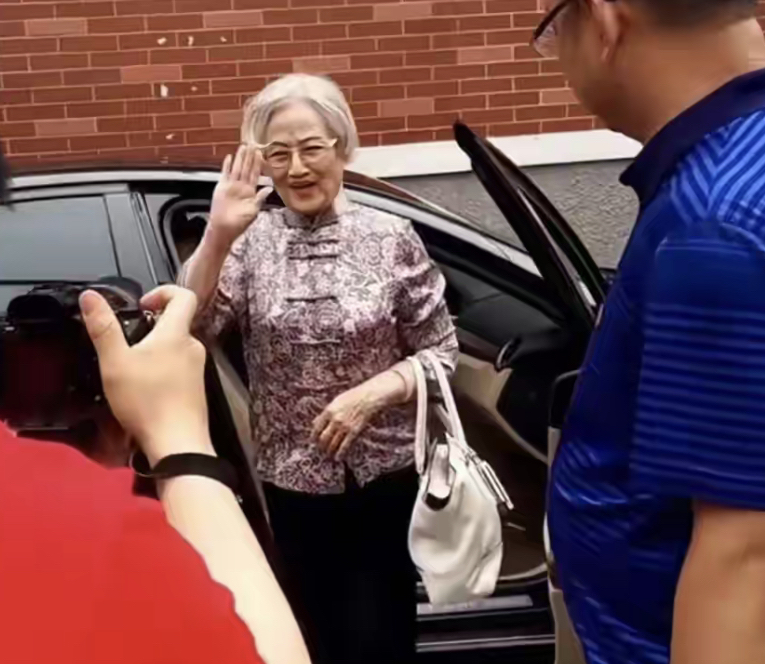 94岁“林妹妹”优雅老去，一头银发配一身唐装，气质依然优雅高贵