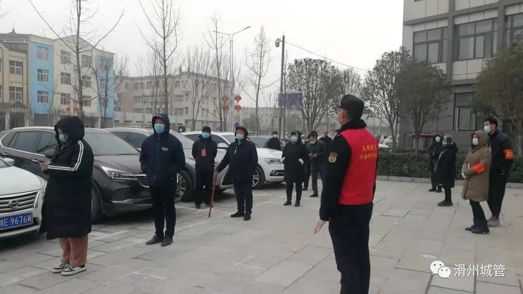 滑县“城管蓝”化身“志愿红”下沉道口镇街道助力抗疫