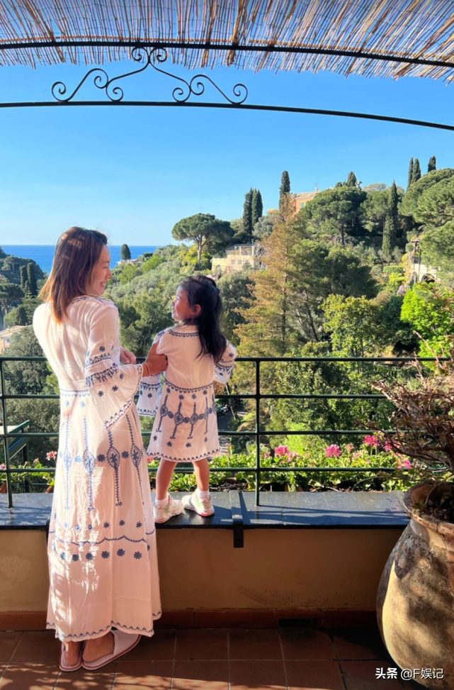 前TVB宫女和百亿老公女儿周游列国 去法国滑雪庆生再去意大利看海