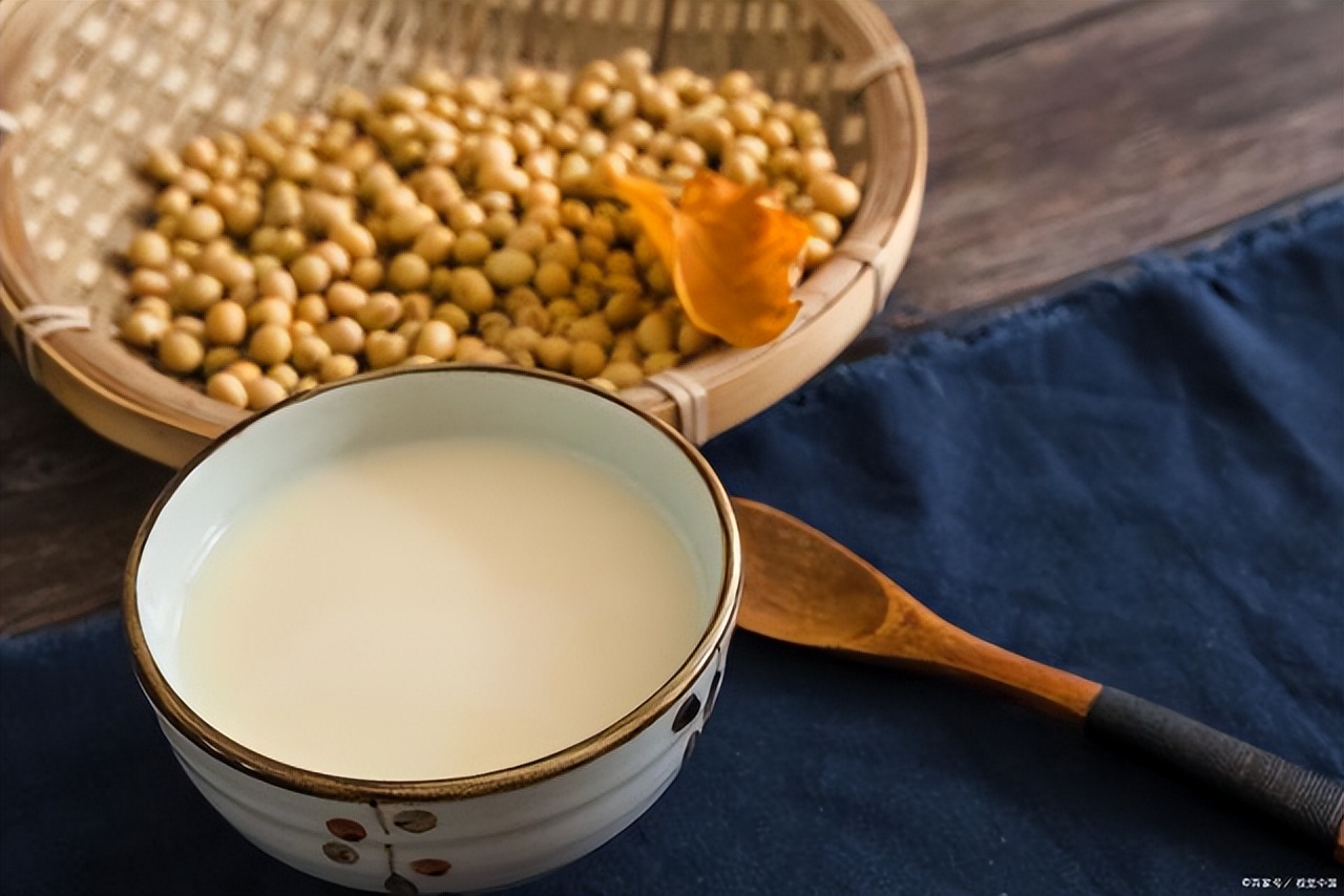 豆浆和牛奶（关于豆浆和牛奶营养价值更高低的分析）