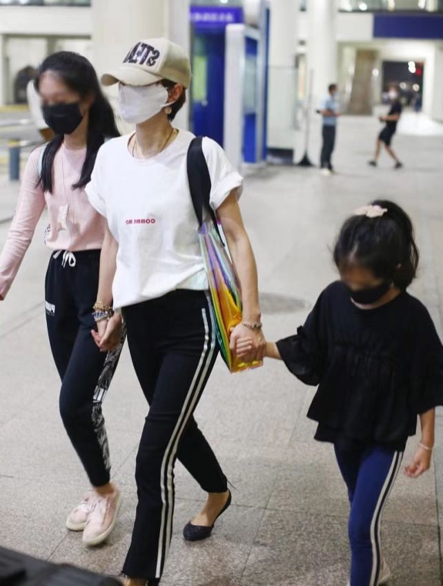 马伊琍品味真该提升了！娘仨穿成彼此翻版，但款式风格未免太普通