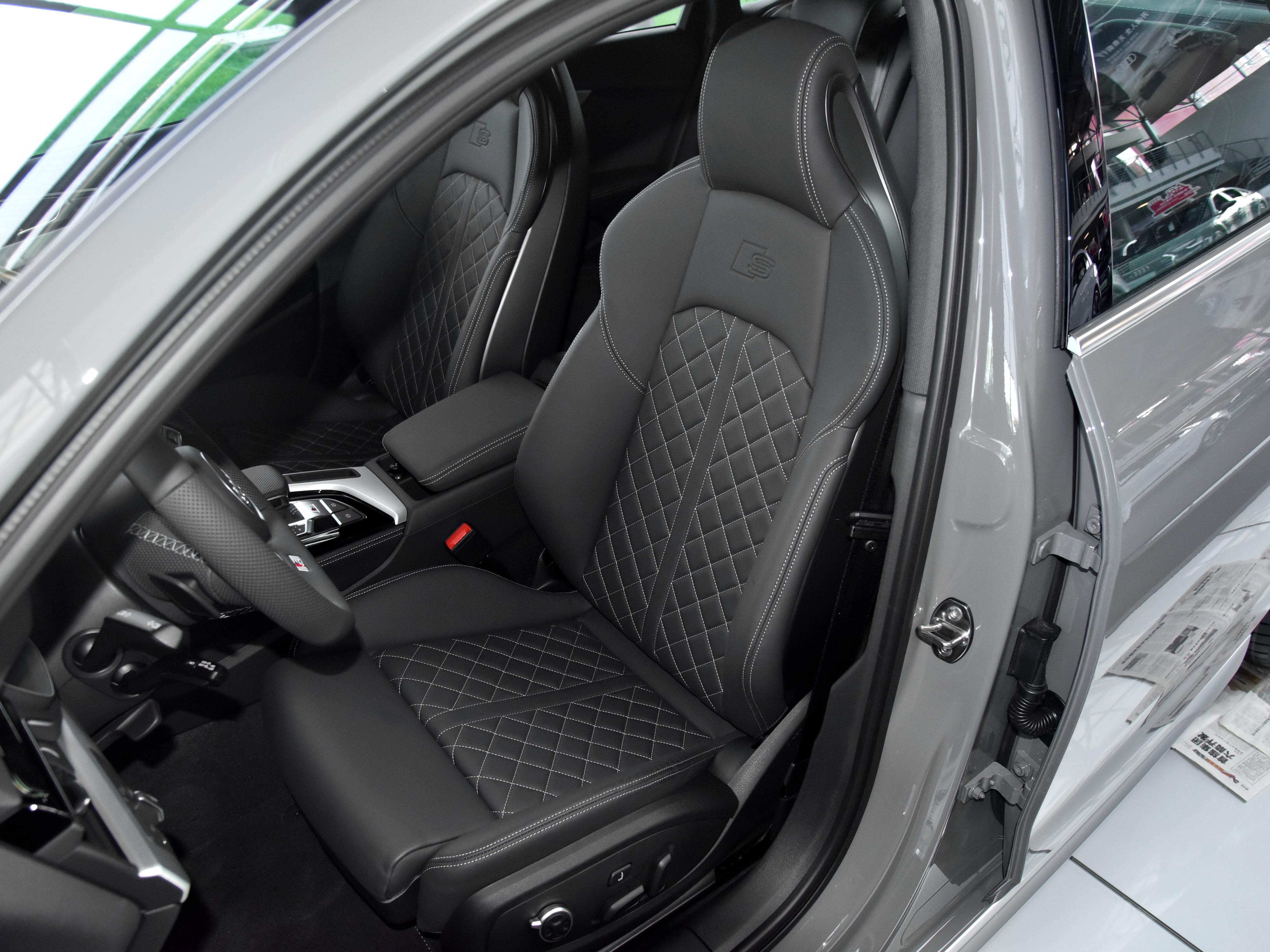 3.0T进口奥迪，配备quattro四驱，比国产A6L更强，实拍奥迪S4