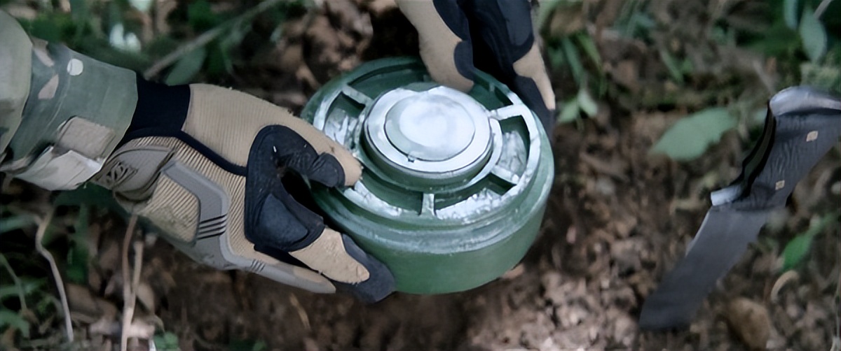 吴京硬汉枪战动作片《战狼》武器解析盘点