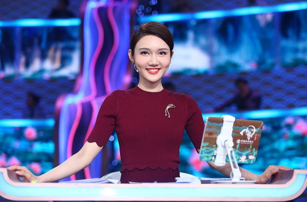 "小董卿"龙洋:春晚最年轻女主持!集美貌与才华于一身的湘妹子