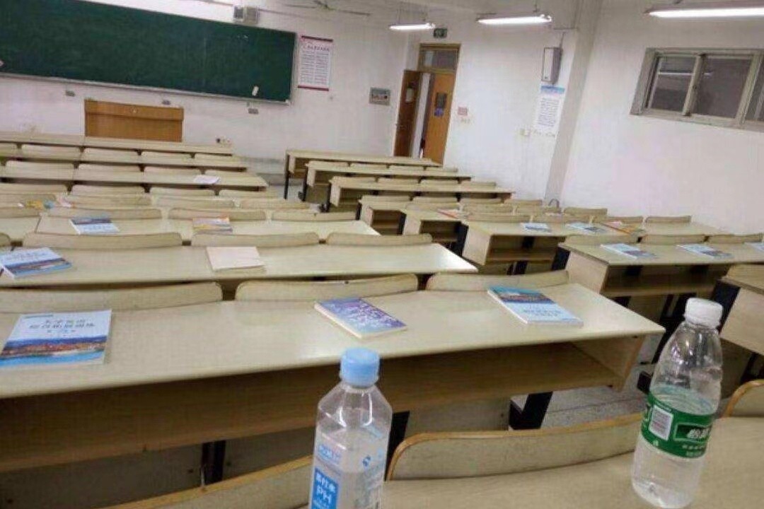 大学生的“3点1线”生活有多好？一盘天价高校菜，让学生纷纷吐槽