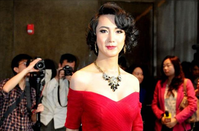 17年前，浙江19岁男孩背着母亲上大学，29岁不顾反对变性为女人