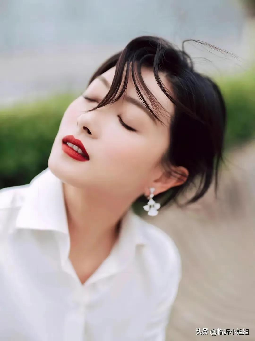 金晨少有的粉色西服套裙干练有型，杨幂彩虹针织毛衣温婉典雅