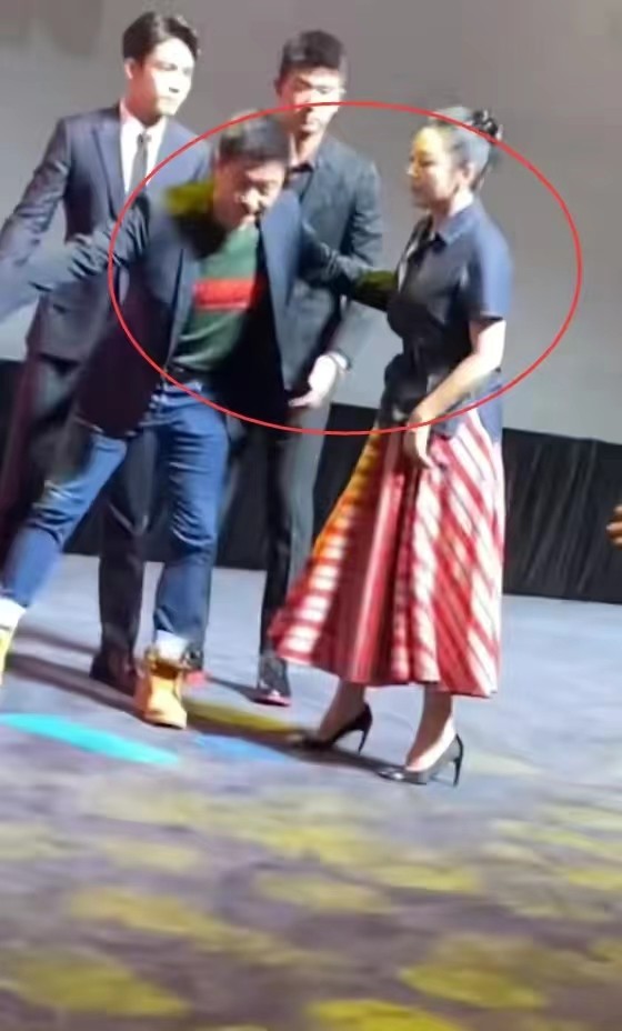 离开修图的陈红，穿半裙外扎腰暴露奶奶身材，气场很强但脸却老了