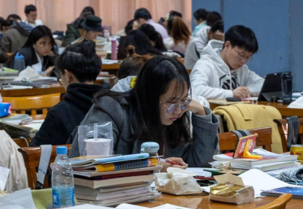 如果家里没人脉、没背景，尽量不要选这3个专业，实现就业很难