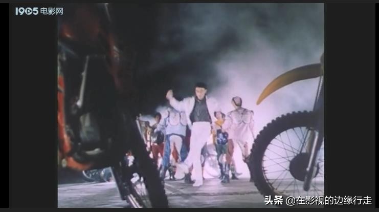 《摇滚青年》，其实是一个跳霹雳舞的青年，不过他的态度很摇滚