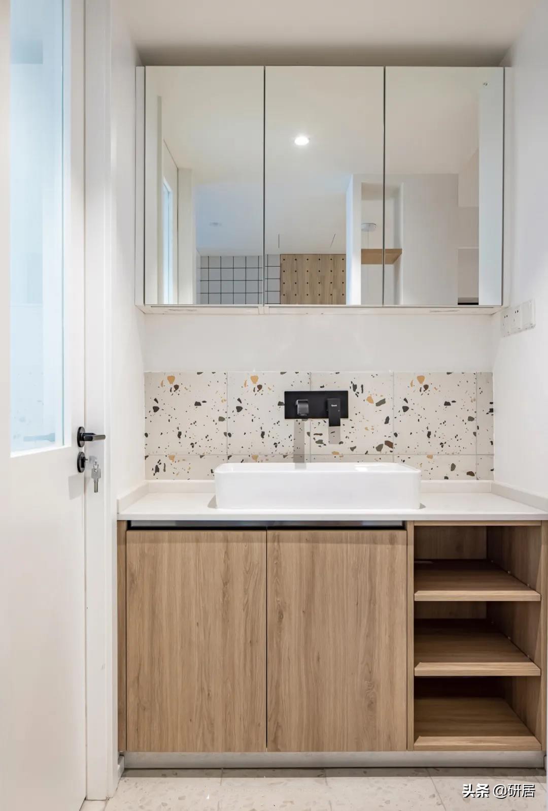 这对夫妻厉害了，50平的家装成了3室，室内温馨舒适，有大量收纳