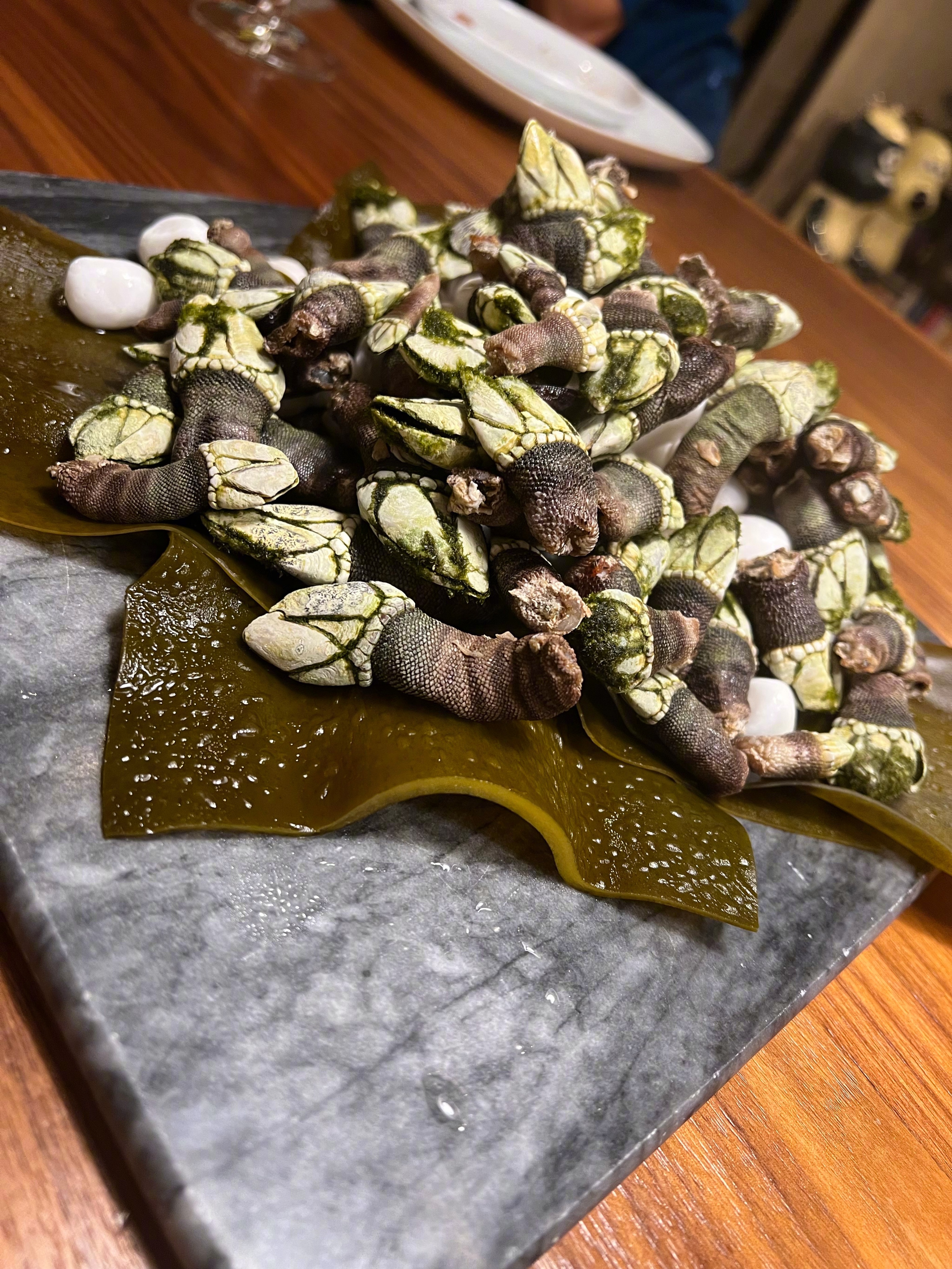 佘诗曼晒家宴无比奢华 桌上最珍贵的一盘被网友称为地狱美食引热议