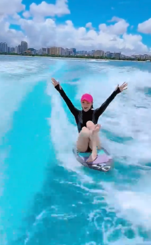 38岁李彩桦穿泳装玩冲浪，光脚踩板腿长惊人，坐在冲浪板上好大胆