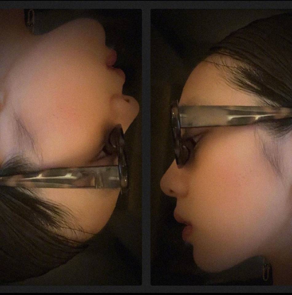 黄多多戴墨镜花式自拍，红唇吸睛美甲精致酷飒十足