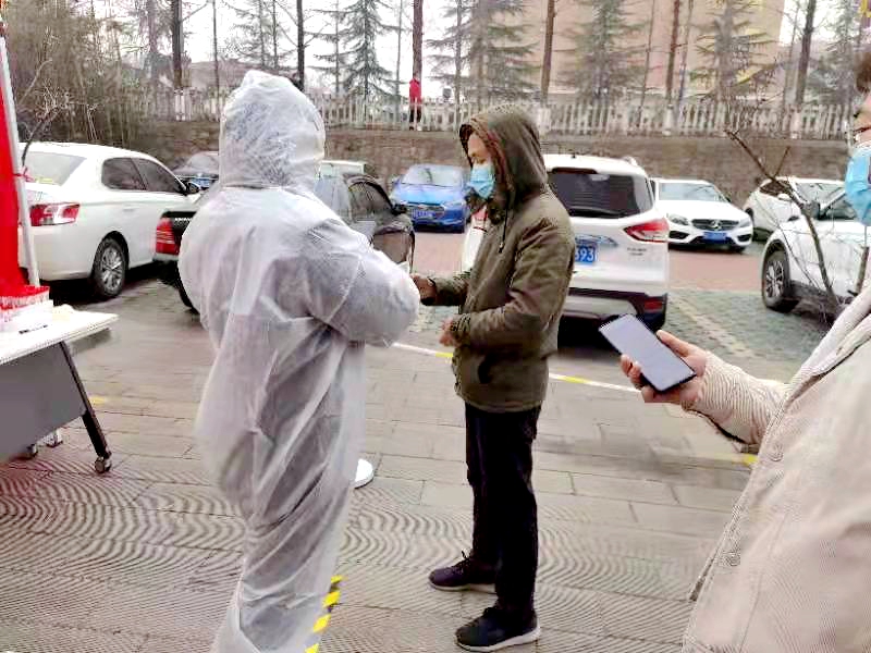 宝鸡市渭滨区法院党组书记、院长张向宏院长深入社区督导检查疫情防控工作