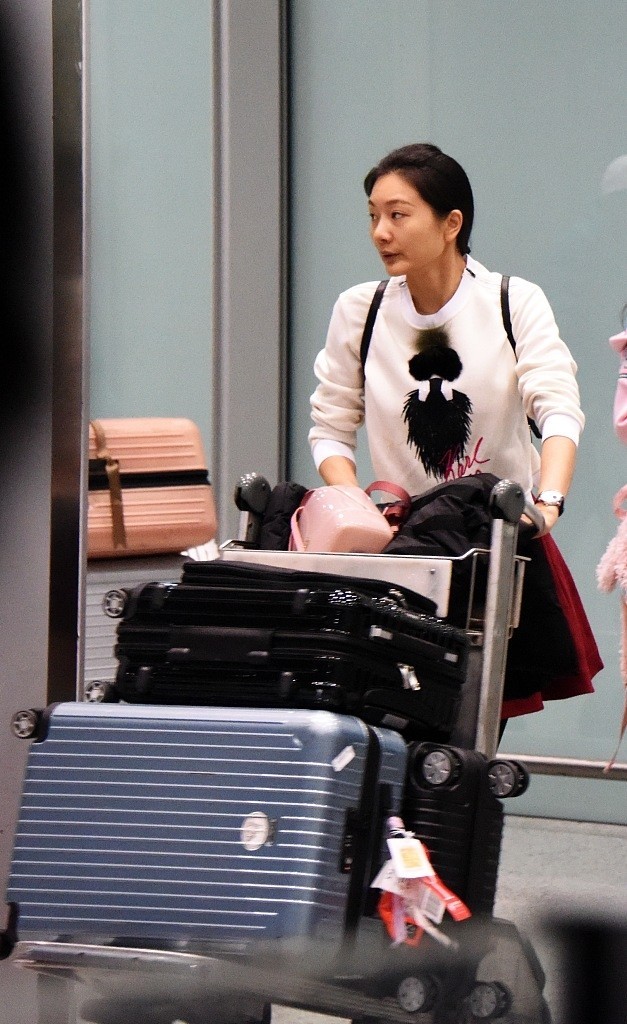 陈婷有贤内助的品质,穿白色温柔优雅,和老公张艺谋同框似两代人