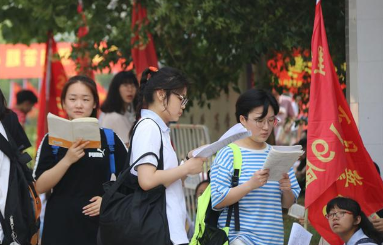 高三考生试卷在家长群火了，考试写“印刷体”，阅卷老师赞叹不已